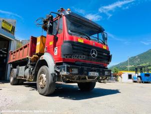 Benne basculante de chantier et de TP MERCEDES Camion 2031K grue + benne 4x2