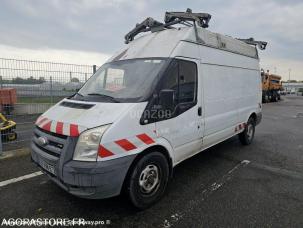 Fourgon avec parois et toit rigide Ford Transit