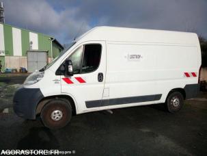 Fourgon avec parois et toit rigide Fiat Ducato