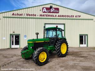 Tracteur agricole John Deere 3350